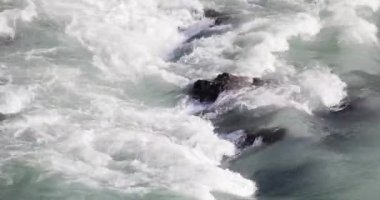 Kayalar ve berrak su ile güçlü bir akım ile Dağ nehri.