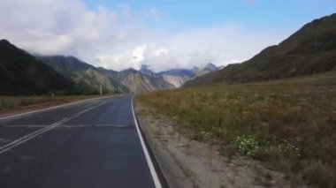 Tatilde dağlar arasında manzara manzarası ile yolda araba ile seyahat sürüş.