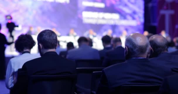 Cumbre empresarial y política internacional o conferencia de prensa en audiencia . — Vídeo de stock