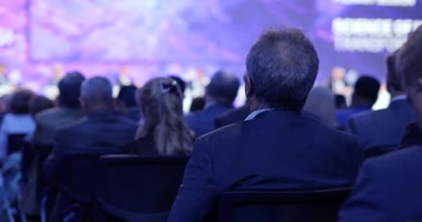 Economische top met het hoofd van de landen briefing met journalisten in auditorium. — Stockvideo