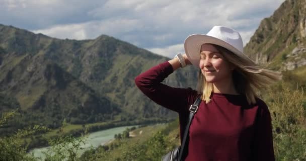 新鮮な空気を吸う山の中で自然を楽しむ地図を持つ女性旅行者. — ストック動画