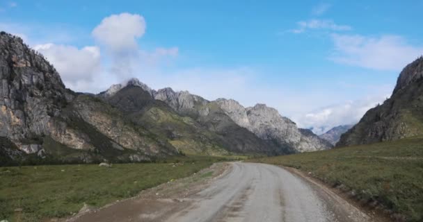 Conducir y viajar en coche por carretera con vistas al paisaje entre enormes montañas . — Vídeos de Stock