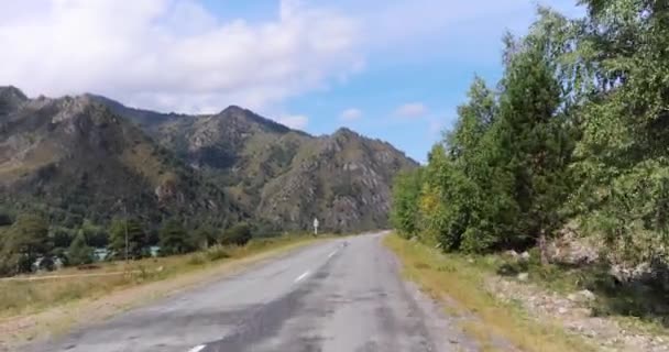 Conducir viajando en coche por carretera con vistas pintorescas entre enormes montañas . — Vídeos de Stock