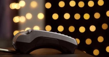 Elli saati olan kadınlar ödeme için terminali kullanırlar, nakitsiz alışveriş..