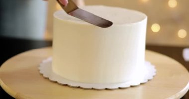 Pastanın üstüne krema sürüp Spatula kullanan Şekerci Kadın, Kapanış.