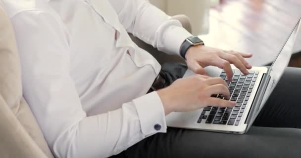 オフィスやフリーランスで働くノートパソコンにメッセージを送るビジネスマンの手. — ストック動画