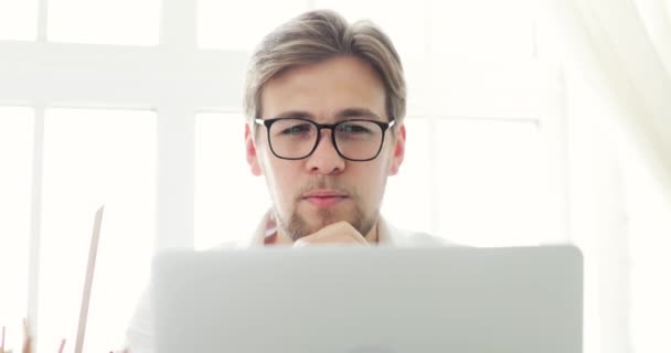 Mann Büroangestellter arbeitet Lerndokument auf Laptop am Tisch im modernen Büro. — Stockvideo