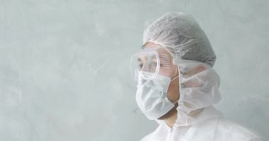 Koronavirüs salgını sırasında maskeli ve koruyucu giysili adam..