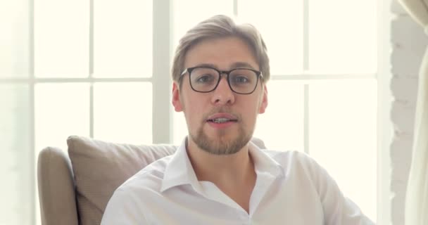 Portret van zakenman blogger praten het creëren van video-inhoud zittend op stoel. — Stockvideo