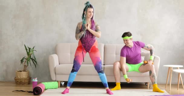 Pria dan wanita pendatang baru yang lucu dalam olahraga sedang melakukan latihan kebugaran di rumah. — Stok Video