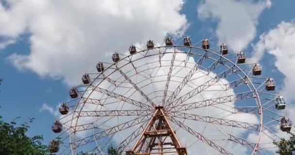 Rueda de la fortuna en el cielo azul con las nubes de fondo en el parque justo, timelapse video . — Vídeo de stock