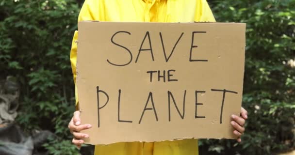 Cartaz salvar o planeta em voluntários mãos na floresta, conceito de eco consciência . — Vídeo de Stock