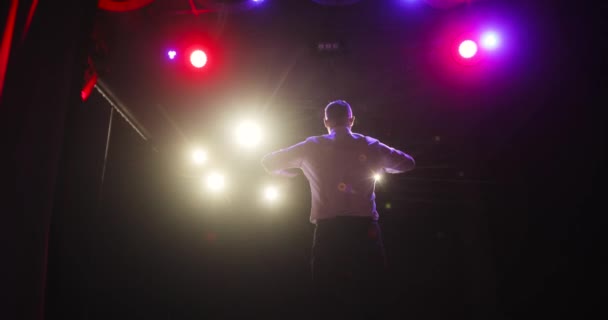 Homem comediante batendo palmas com o público no palco após o desempenho bem sucedido . — Vídeo de Stock