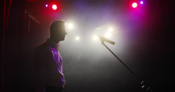 Artista homem que sobe ao palco e cumprimenta o público antes da performance . — Vídeo de Stock