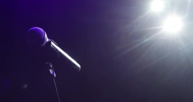Profesyonel konser mikrofonu sahnede ya da izleyicilerle konuşmak için..