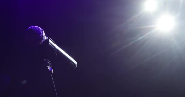 Professzionális koncert mikrofon a színpadon a felvétel vagy beszélni közönség. — Stock videók