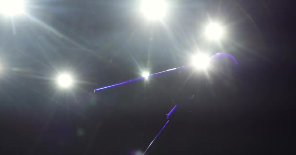 Sahne ışıkları altında mikrofonu test eden bir adam performansa hazırlanıyor.. — Stok video