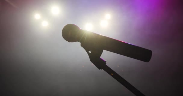 Micrófono de concierto profesional en el escenario para hablar con el público en el centro de atención . — Vídeo de stock