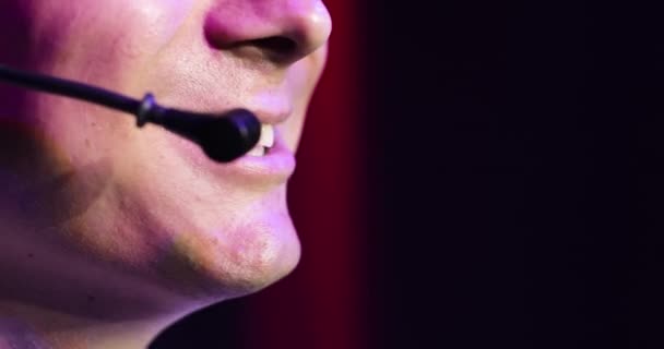 Homem orador emocionalmente falando fone de ouvido microfone, vista lateral, boca close-up . — Vídeo de Stock