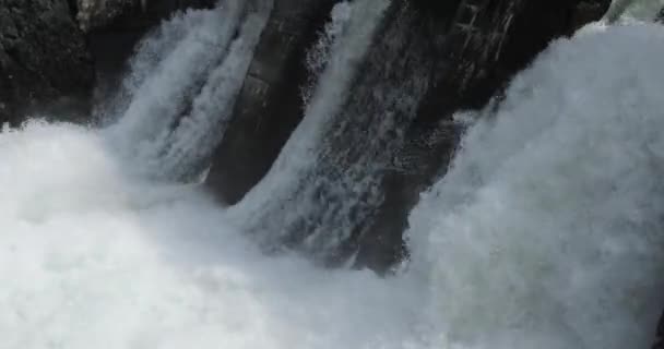 Cascate, corrente di scorrimento sulla centrale idroelettrica danneggiata sul fiume. — Video Stock