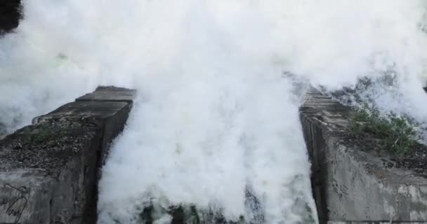 Cachoeiras, corrente na usina hidrelétrica danificada no rio, vista superior . — Vídeo de Stock