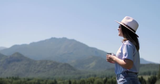 Fiatal nő élvezi a természet és a csodálatos táj kilátás nyílik a hegyekben, oldalnézet. — Stock videók