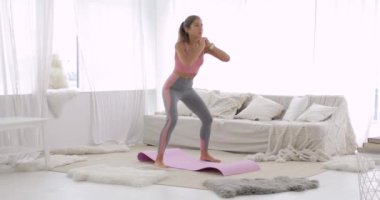 Kadın kalça ve bacak kasları için evde egzersiz yapıyor..