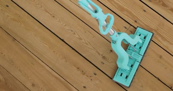 Holzboden mit blauem Kunststoffmopp waschen, Reinigungskonzept. — Stockvideo