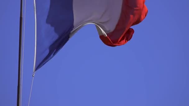 Bandera azul-blanca-roja de Francia contra el cielo . — Vídeo de stock