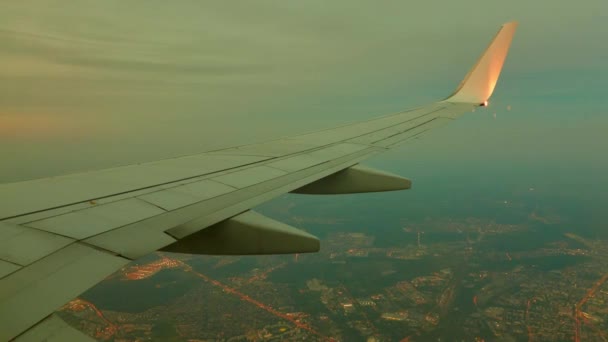 Крыло летающего самолета на фоне горизонта неба. Вид из иллюминатора . — стоковое видео