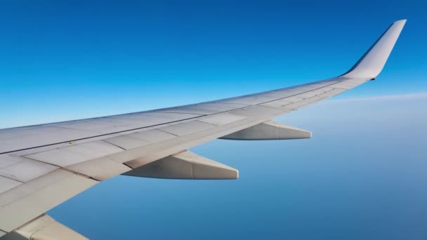 Aile d'avion volant sur fond d'horizon du ciel. Vue depuis le hublot .