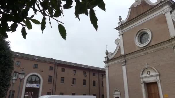 Ferrara, Italië: Kerk van St. Benedictus op Corso Porta Po. — Stockvideo