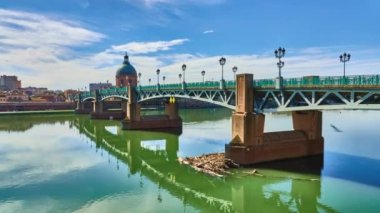Toulouse, Fransa 'dan Saint-Pierre Köprüsü Garonne' dan geçer ve Saint-Pierre 'i mezarlığa bağlar. Çelik güverteli, 1987 'de tamamen yenilenmiş..
