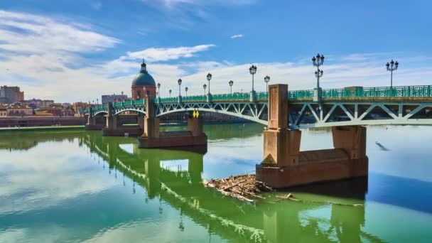 Most Saint-Pierre z Toulouse, Francie míjí Garonne a spojuje místo Saint-Pierre s hospic v Grave. Je to paluba s ocelovou palubou, kompletně přestavěná v roce 1987. — Stock video