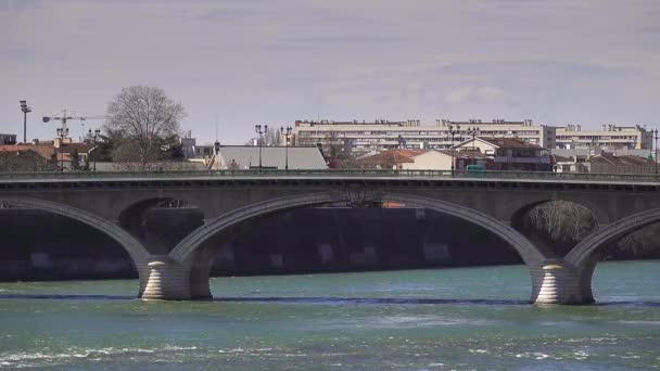 Zeitraffer-Brücke der Katalanen (Amidonniers Bridge) ist Toulouse, Frankreich Brücke über den Fluss Garonne. Es ist eine Brücke aus Bogen und Stein und Stahlbeton, die 1908 eingeweiht wurde. Architekt Paul Sejourne — Stockvideo