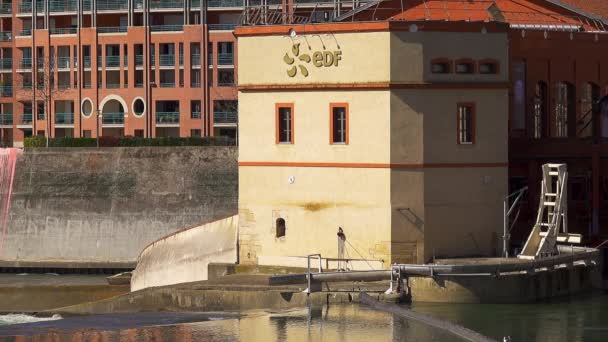Bazacle es la estructura en y a orillas del río Garona en francés de Toulouse. Central hidroeléctrica fue construida en 1890 en el mismo lugar para suministrar electricidad a Toulouse . — Vídeos de Stock