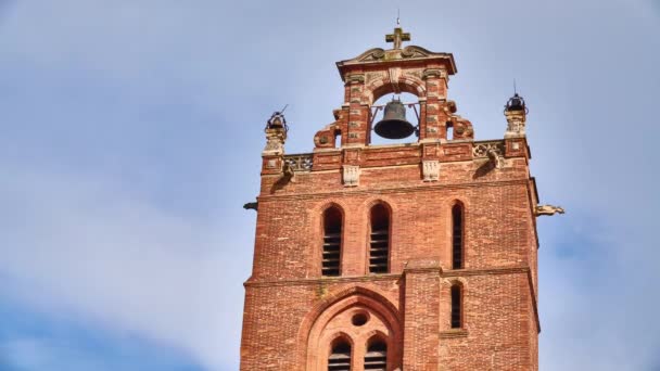 Toulouse katedrála (Cathedrale Saint-Etienne) je římskokatolický kostel se nachází ve městě Toulouse, Haute-Garonne, Francie. Katedrála je národní památkou a je sídlem arcibiskupa z Toulouse. — Stock video