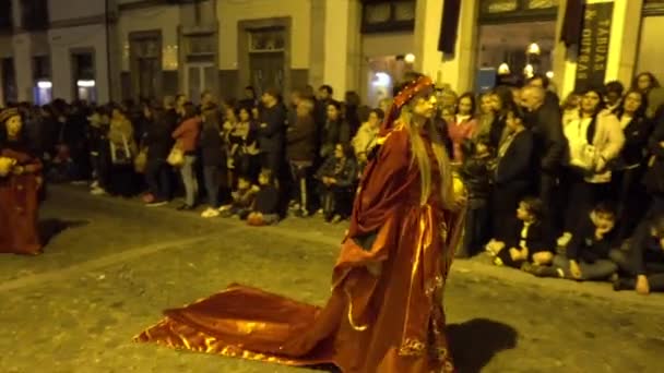 Braga, Portugal - April 14 217: Botgöring processioner på gatorna av Braga, Portugal den heliga veckan (Semana Santa) under sista veckan av fastan före påsk. Årlig tribut Passion Jesu Kristi. — Stockvideo