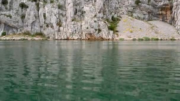 Monding van de rivier Zrmanja. Zrmanja is een rivier in zuidelijk Lika en noorden van Dalmatië, Kroatië. Zrmanja uitmondt in de Adriatische Zee in de baai met de naam Novigradsko meer. — Stockvideo