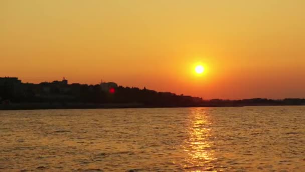Beau coucher de soleil dans la ville de Nessebar, Bulgarie sur la côte de la mer Noire . — Video