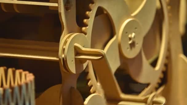 Mecanismo de madera que consta de varios engranajes que transmiten movimiento — Vídeo de stock