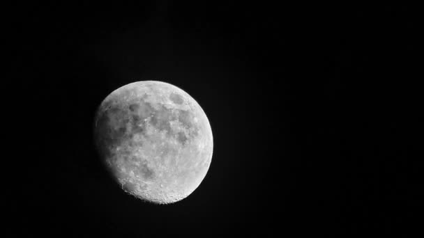 Movimiento de la luna con nubes que pasan . — Vídeo de stock