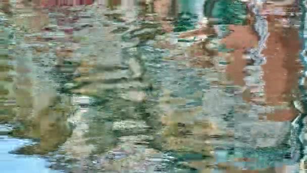 Speglar i vatten kanalen av byggnader i Venice, Italy — Stockvideo