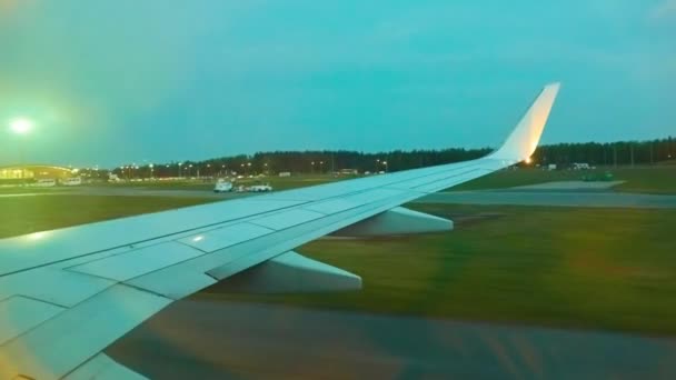 Ala de avião voador contra fundo de horizonte de céu. Vista do pórtico . — Vídeo de Stock