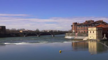 Bazacle içinde ve Toulouse Fransızca Garonne Nehri kıyısında yapısıdır. Hidroelektrik Santrali 1890 yılında Toulouse ile elektrik için aynı noktada inşa edildi.