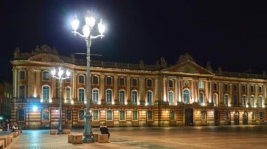 Capitole, Fransa 'nın Toulouse kenti ve belediyesinin merkezidir. Aziz Saturninus 'un şehit olduğu yerde olduğu söyleniyor..