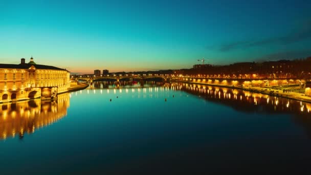 Timelapse Bridge of Catalans (Amidonniers Bridge) är Toulouse, Frankrike bron över Garonne floden. Det är en bro i valv och sten och armerad betong som invigdes 1908. Arkitekt Paul Sejourne — Stockvideo