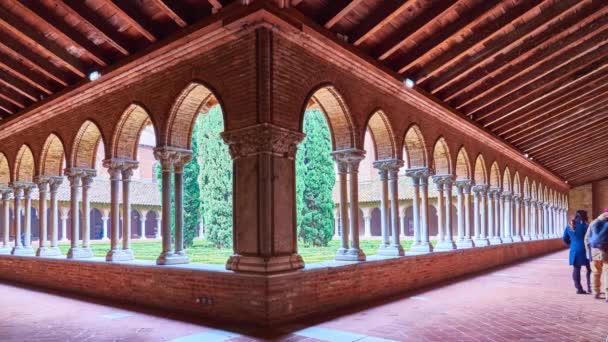 TOULOUSE, FRANÇA - MARÇO 20 2018: A Igreja timelapse de Jacobins é uma igreja católica romana desconsagrada localizada. Relíquias de Tomás de Aquino estão alojadas lá. No início do século XXI é museu . — Vídeo de Stock