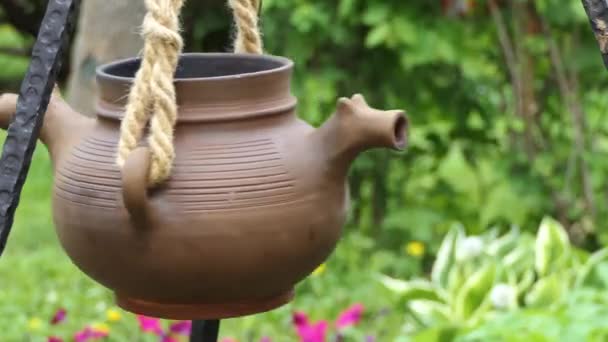 Clay Theepot Hangt Ijzerdraad Voor Verwarming Brandstapel — Stockvideo