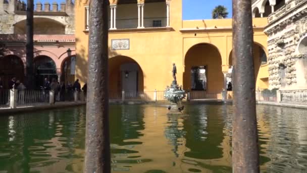 Alcazar kertek. Alcazar, Sevilla a royal palace, Sevilla, Andalúzia, Spanyolország, eredetileg fejlett mellett mór muszlim királyok. — Stock videók